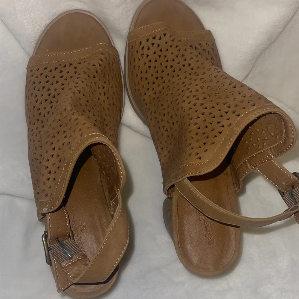 Universal Thread Tan Cutout Block Heel Sandals